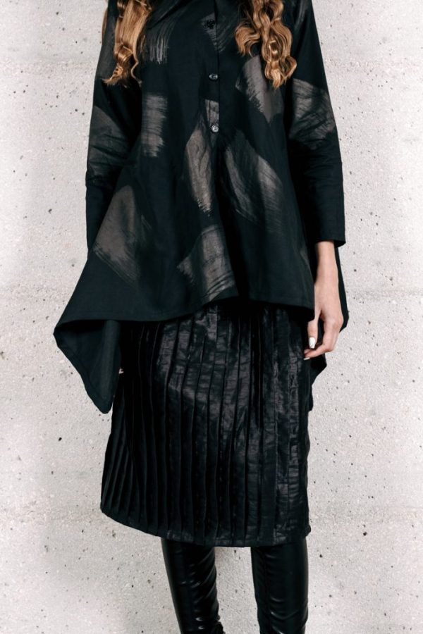 2.-Black-shirt-with-print-+-plisse-skirt-8